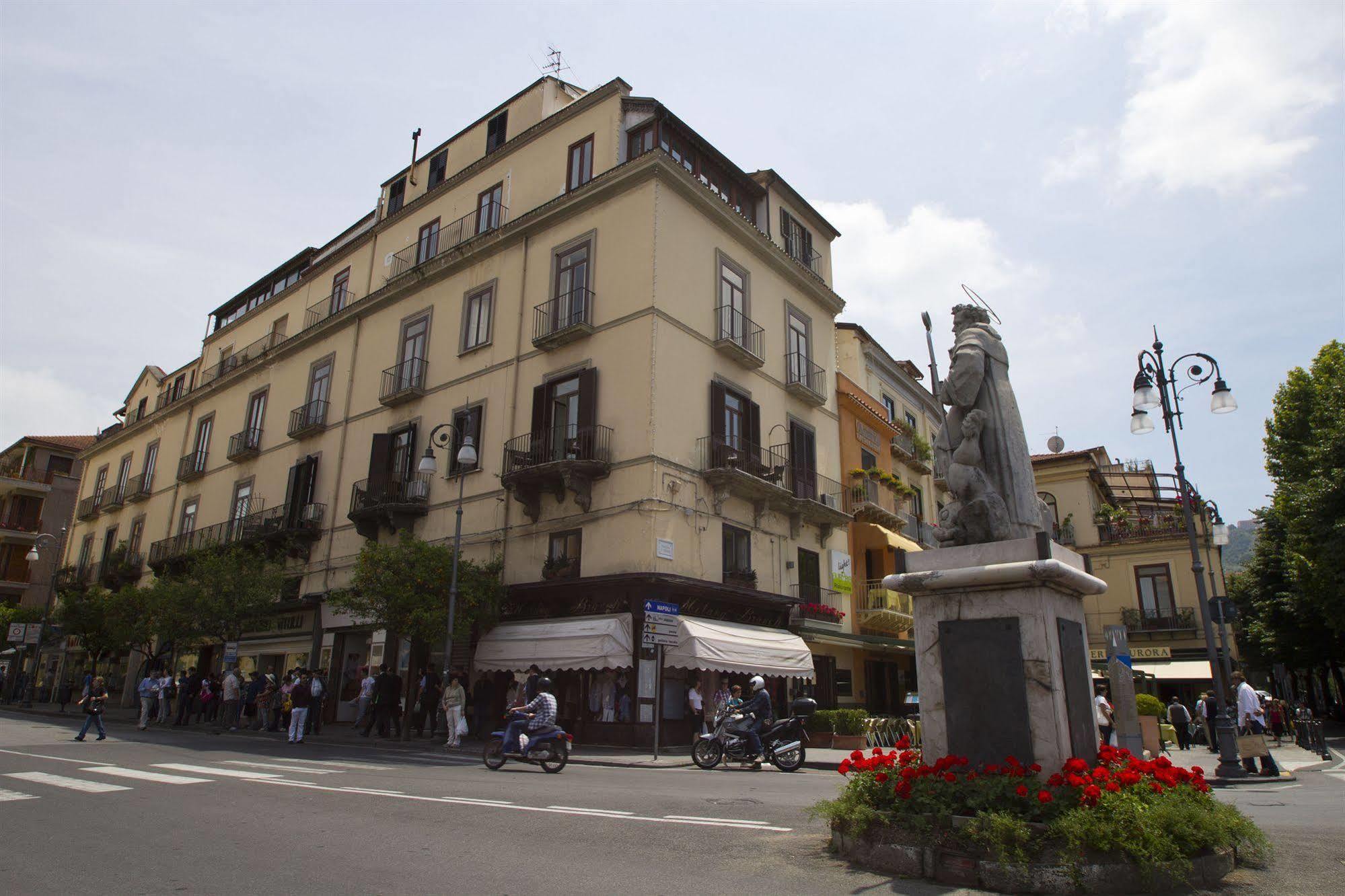 Piazza Tasso B&B Relais Сорренто Экстерьер фото